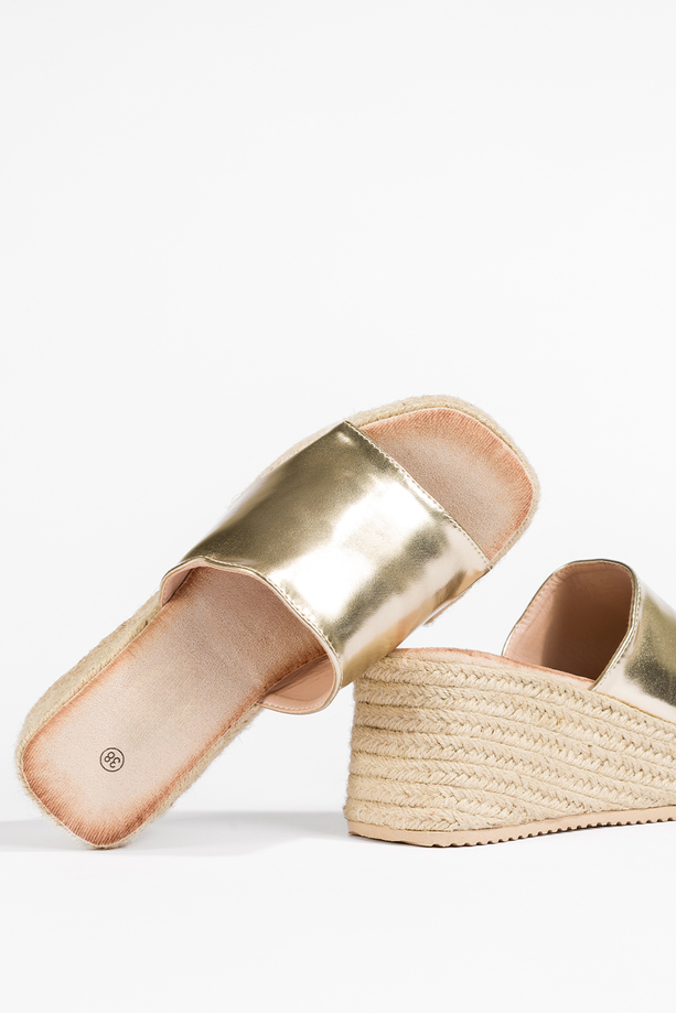 Złote klapki damskie espadryle na koturnie Carla 100-401