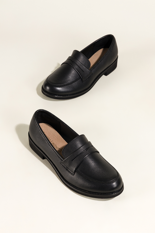 Czarne mokasyny skórzane damskie Sergio Leone na niskim szerokim obcasie ozdobny pasek na cholewce NP74887-H