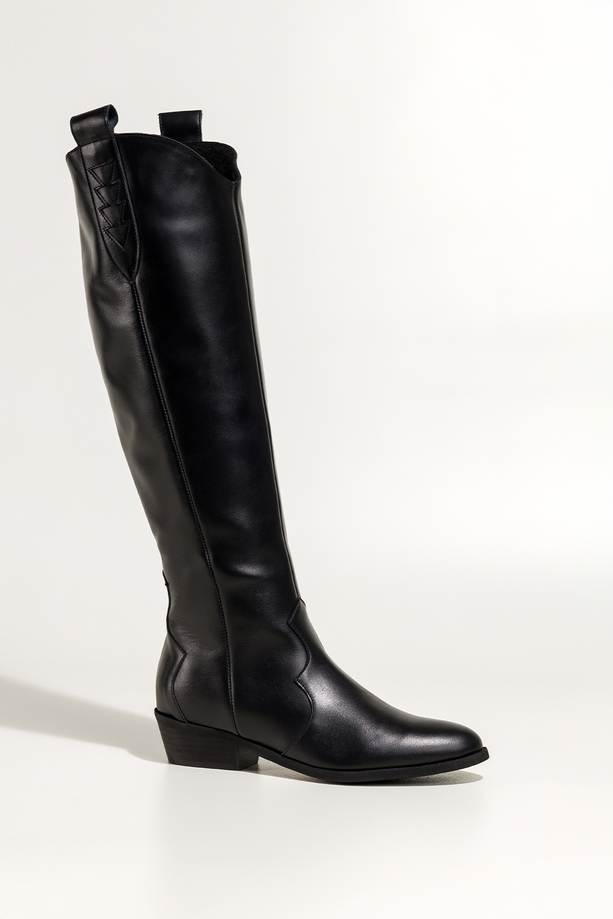 Czarne kozaki skórzane damskie kowbojki na ściętym klocku wycięta cholewka z ozdobnymi paskami PRODUKT POLSKI Casu 7000-899