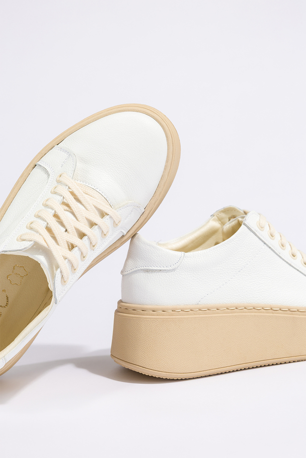 Białe sneakersy skórzane damskie creepersy sznurowane na beżowej platformie PRODUKT POLSKI Casu 516