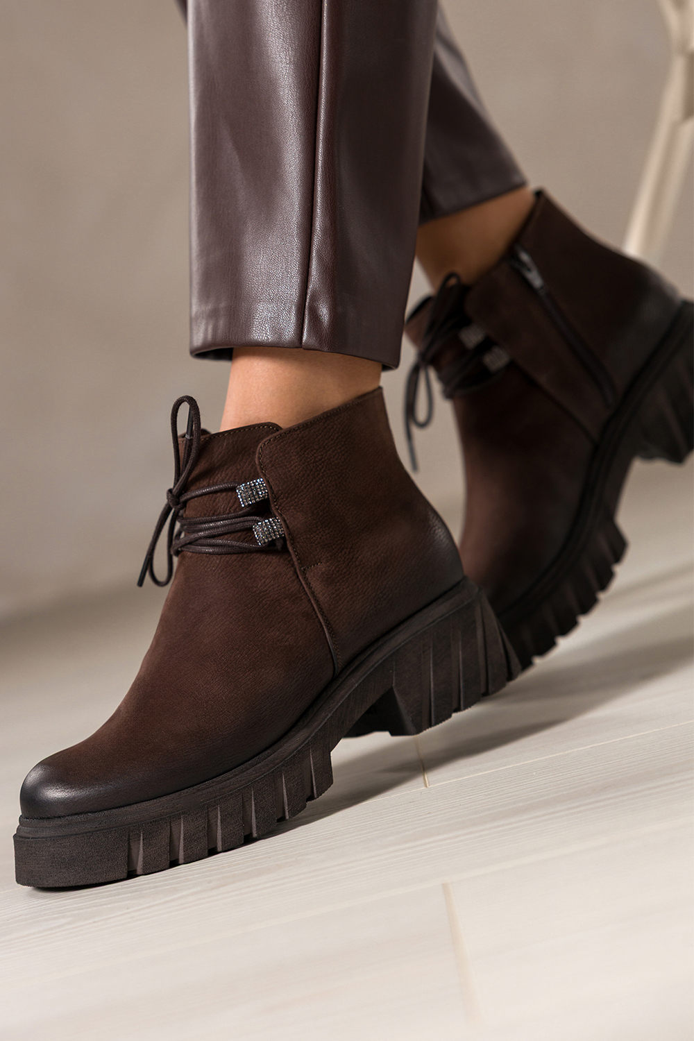 Czekoladowe botki skrzane damskie nubukowe na bienikowanej czekoladowej podeszwie przy sznurwkac