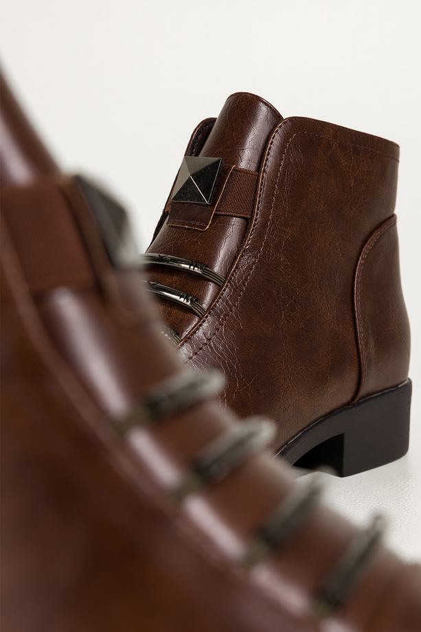 Brązowe botki damskie na szerokim niskim klocku stalowe ozdoby Carla Y-6-8636