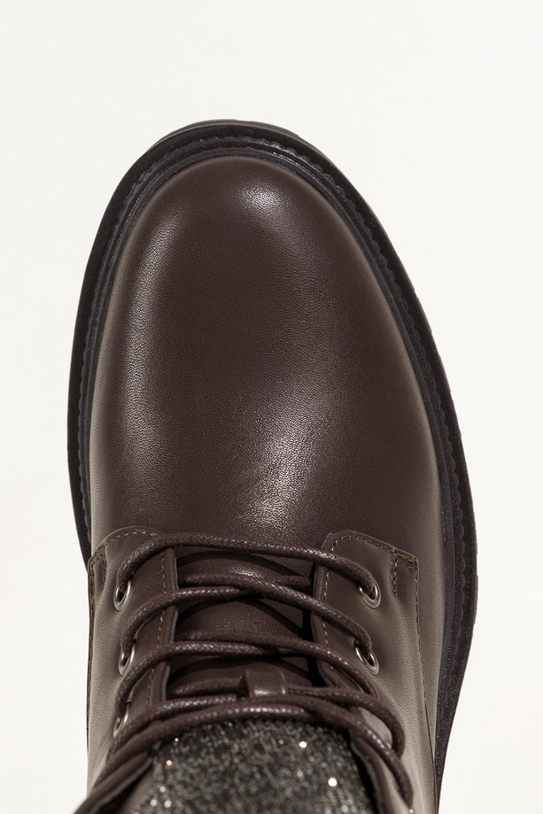 Czekoladowe botki damskie na żłobionej platformie język z cyrkoniami sznurowane Casu EH763-92