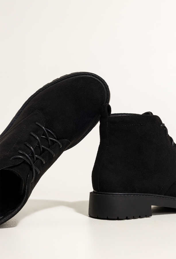 Czarne botki damskie na żłobionej podeszwie sznurowane Casu 8998-8