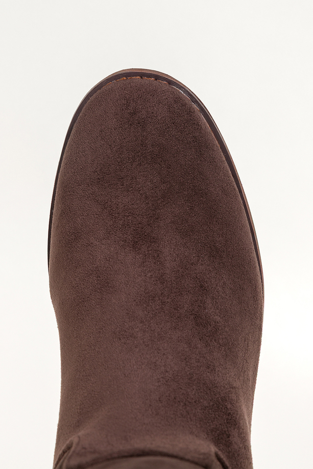 Czekoladowe kozaki damskie przed kolano na cholewce pasek z ozdobą niski obcas klocek Casu 11-7