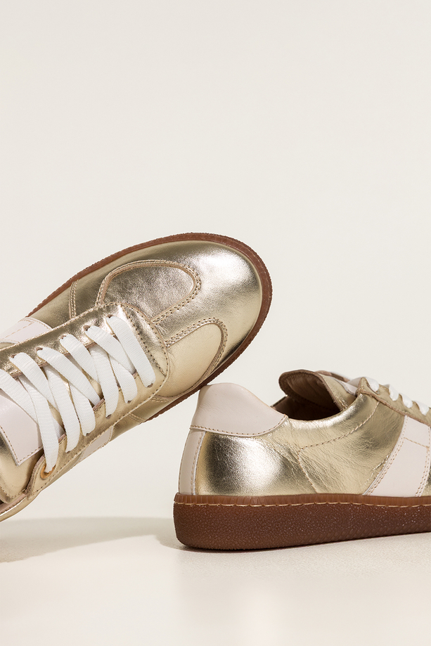 Złote sneakersy skórzane damskie buty sportowe na elastycznej podeszwie z białymi wstawkami sznurowane PRODUKT POLSKI Casu 7119-167-890