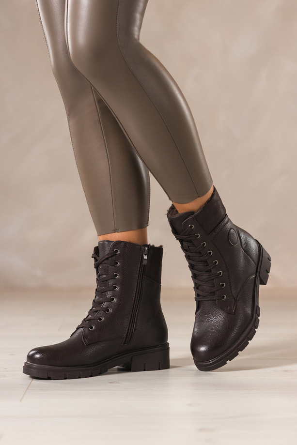 Czekoladowe botki damskie na bieżnikowanej platformie sznurowane ozdobne przeszycia na cholewce Casu 4463-7