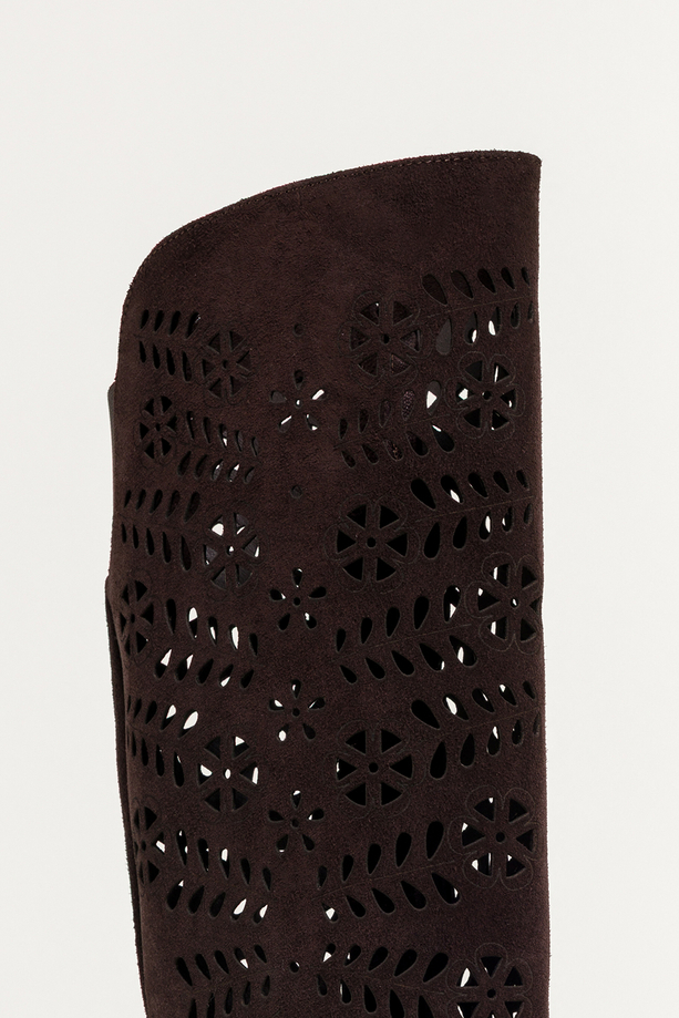 Czekoladowe kozaki skórzane damskie ażurowe na niskim obcasie guma w cholewce PRODUKT POLSKI Casu 7997-595