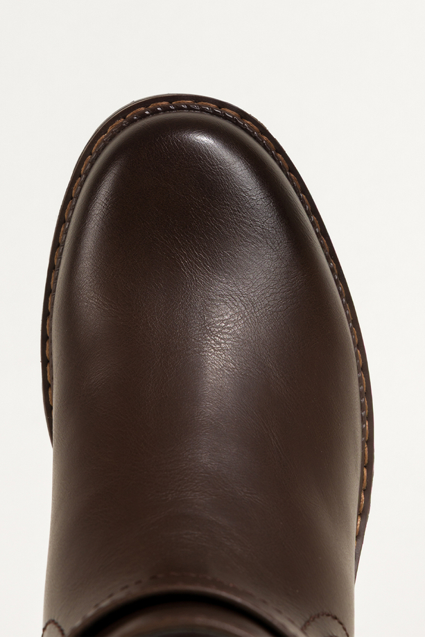 Czekoladowe botki damskie na bieżnikowanej platformie guma w cholewce pasek ze złotą klamrą Casu D725-7