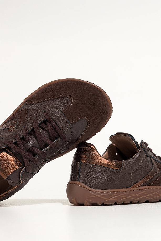 Czekoladowe sneakersy barefoot skórzane damskie szerokie na elastycznej żłobionej podeszwie miedziane wstawki sznurowane PRODUKT POLSKI Casu 89797