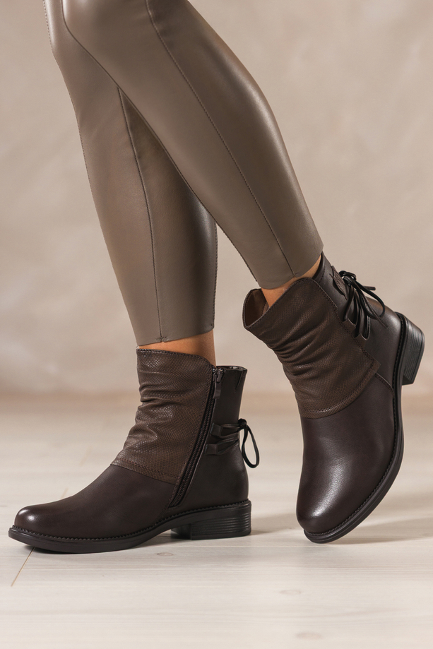 Czekoladowe botki damskie niski szeroki obcas marszczona cholewka z ozdobnym wiązaniem Casu 72414-7