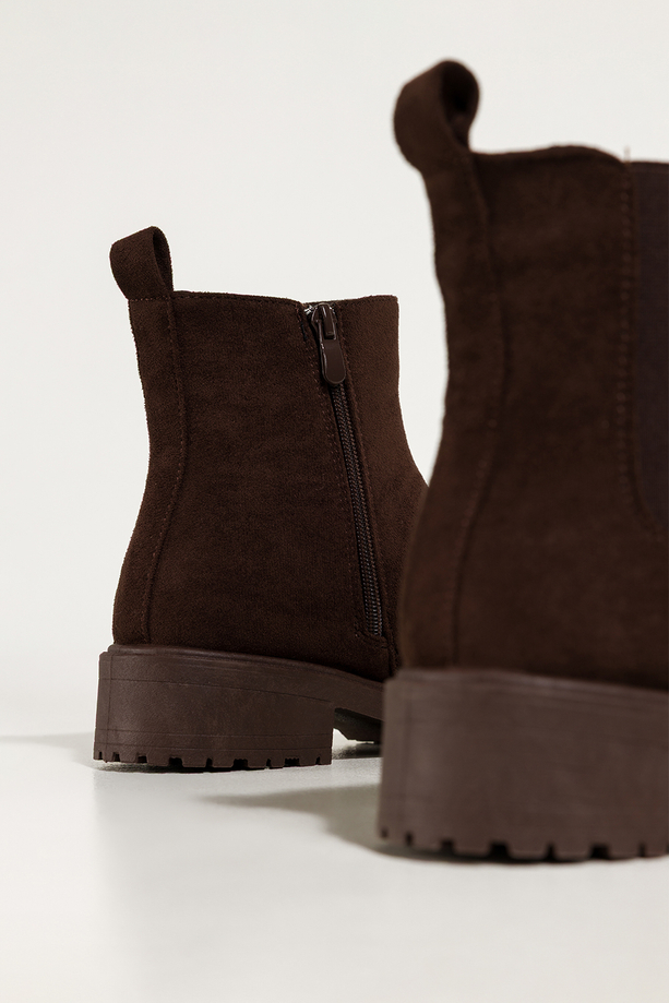 Czekoladowe botki damskie na bieżnikowanej podeszwie guma w cholewce Casu YZ844-7