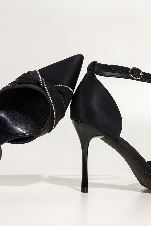 Czarne czółenka damskie szpilki satynowe z zakrytą piętą pasek wokół kostki kokarda z cyrkoniami Carla OV882K