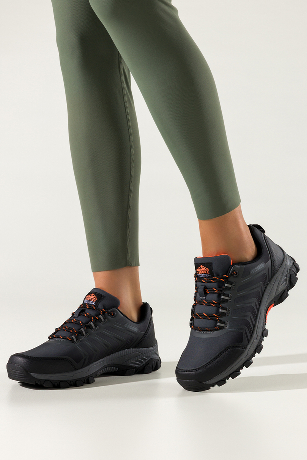 Szare buty trekkingowe damskie buty sportowe softshell na bieżnikowanej podeszwie pomarańczowe wstawki sznurowane Carla EY82933-3