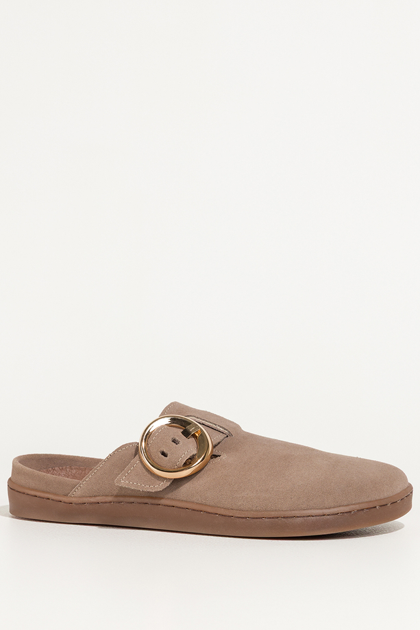 Beżowe klapki barefoot skórzane damskie szerokie na elastycznej płaskiej podeszwie wycięta cholewka pasek ze złotą klamrą PRODUKT POLSKI Casu 89787