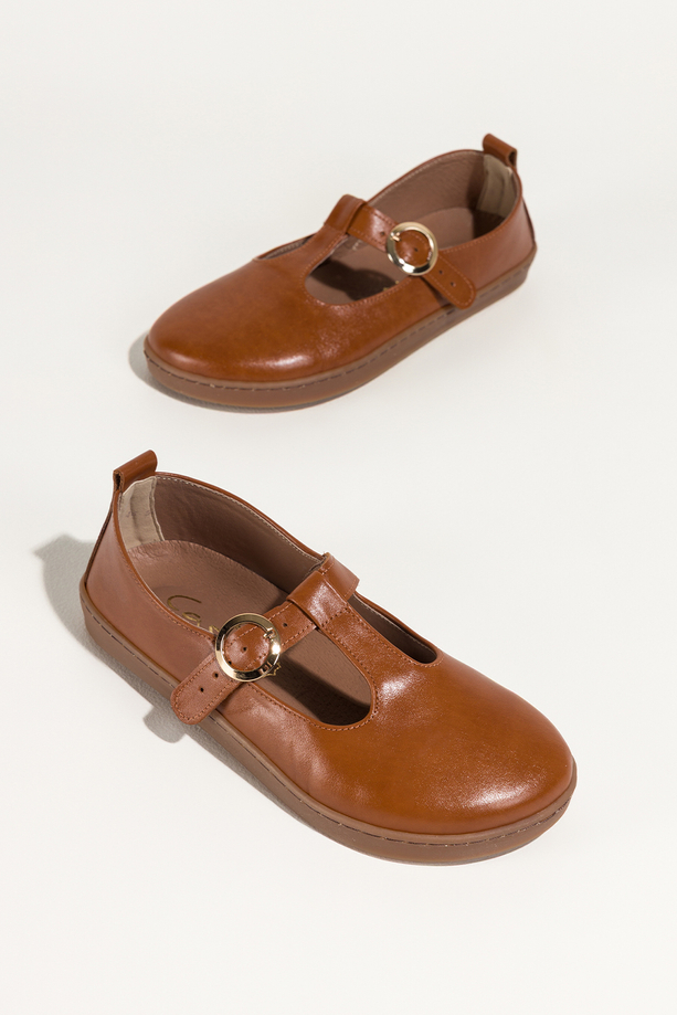 Camelowe buty barefoot skórzane damskie szerokie na elastycznej płaskiej podeszwie wycięta cholewka pasek ze złotą klamrą PRODUKT POLSKI Casu 89792