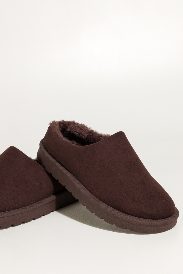 Czekoladowe kapcie damskie z futerkiem na żłobionej platformie Casu Y-116