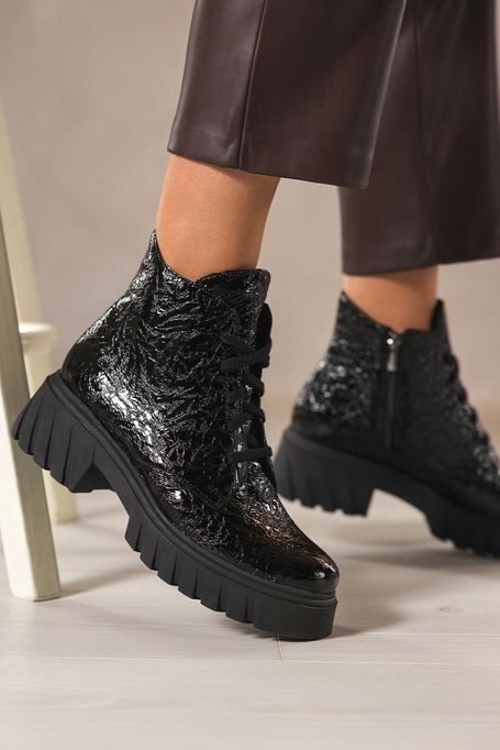 Czarne botki skórzane damskie lakierowane z wzorem bieżnikowana platforma sznurowane PRODUKT POLSKI Casu 377