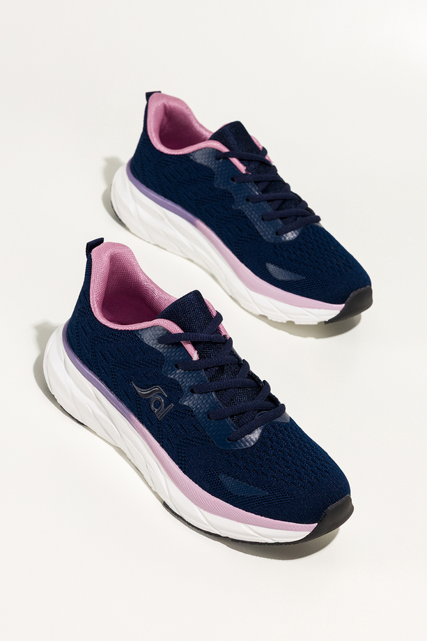 Granatowe sneakersy damskie buty sportowe z perforacją na białej żłobionej platformie fioletowe wstawki sznurowane Carla QP-0618-5