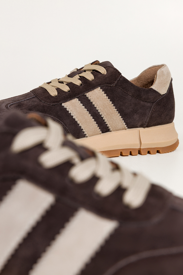 Czekoladowe sneakersy skórzane damskie buty sportowe na bieżnikowanej platformie beżowe wstawki sznurowane Carla TW-OC8919