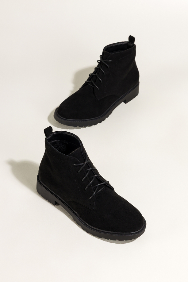 Czarne botki damskie na żłobionej podeszwie sznurowane Casu 8998-8