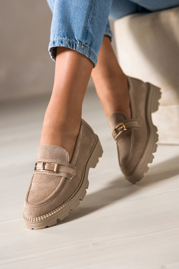 Beżowe mokasyny damskie półbuty na bieżnikowanej platformie ozdobny pasek ze złotą klamrą Casu G339K