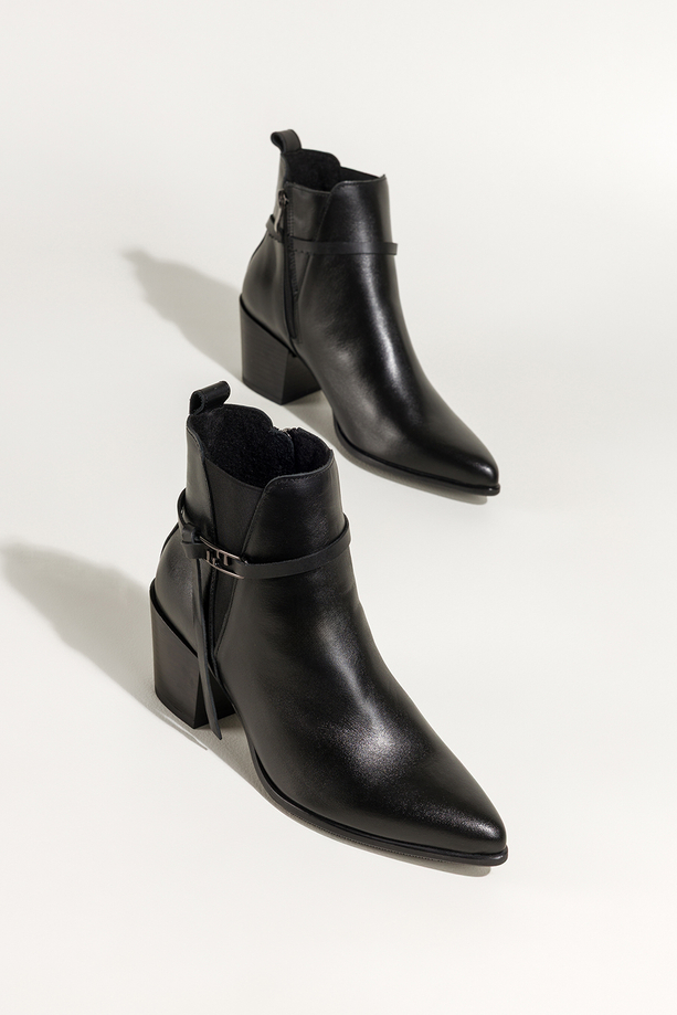 Czarne botki skórzane damskie kowbojki na ściętym klocku guma w cholewce pasek ze stalową ozdobą PRODUKT POLSKI Casu 39435