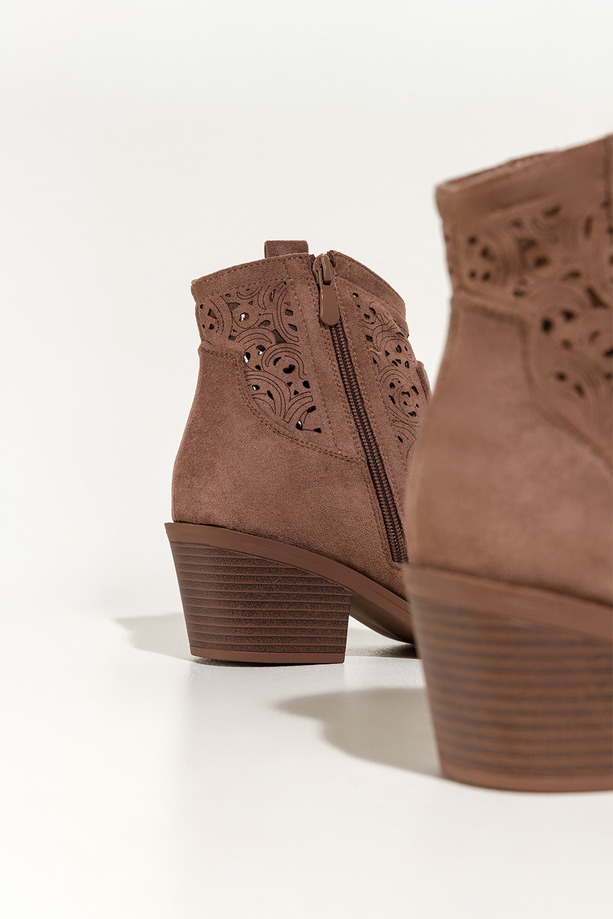 Brązowe botki damskie kowbojki ścięty obcas klocek ażurowa cholewka Carla S7477-6