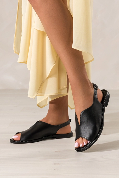 Czarne sandały skórzane damskie zabudowane na ozdobnej płaskiej podeszwie z cyrkoniami PRODUKT POLSKI Casu 01088-2198