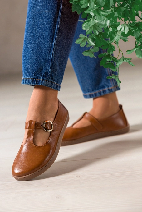 Camelowe buty barefoot skórzane damskie szerokie na elastycznej płaskiej podeszwie wycięta cholewka pasek ze złotą klamrą PRODUKT POLSKI Casu 89792