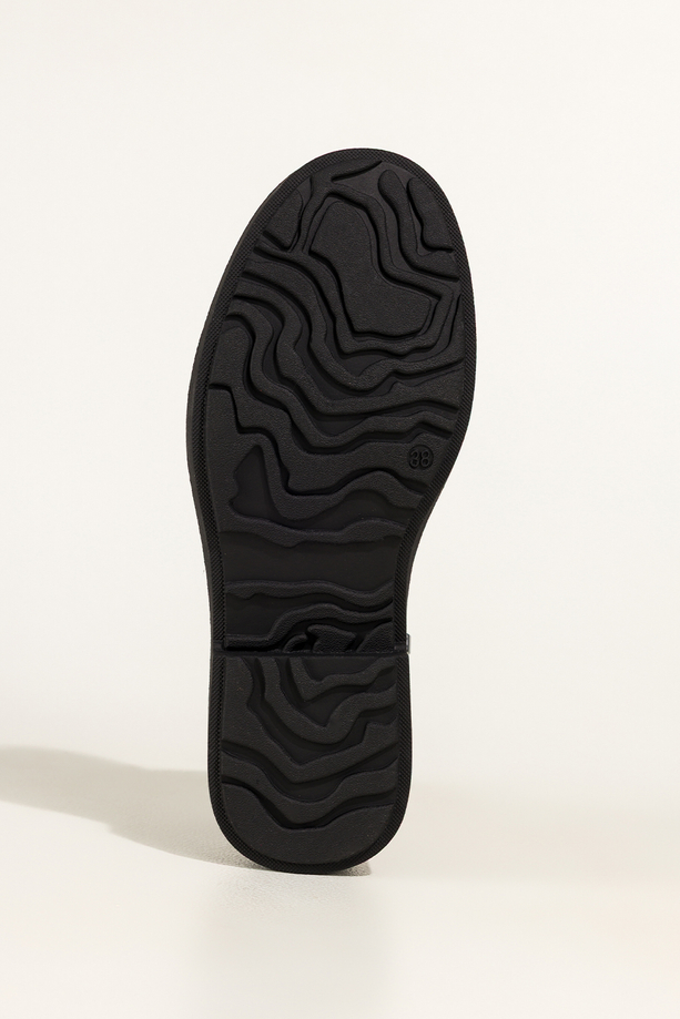 Czarne botki skórzane damskie lakierowane Sergio Leone na bieżnikowanej platformie wycięta cholewka sznurowane YG74242-H