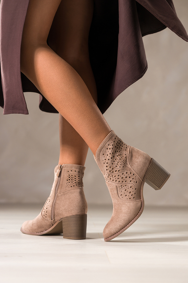 Ciemnobeżowe botki damskie ażurowe na słupku wycięta cholewka Carla S749-7
