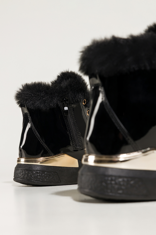 Czarne botki damskie lakierowane platforma ze złotym akcentem złota ozdoba na języku sznurowane Casu 6992-87