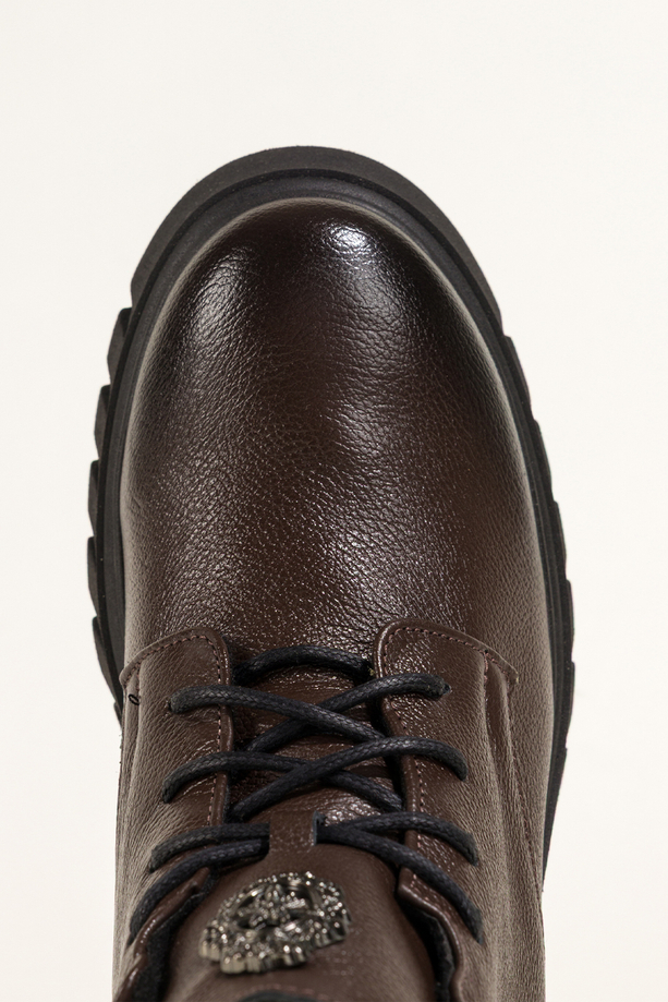 Czekoladowe botki skórzane damskie na bieżnikowanej platformie wycięta cholewka stalowa ozdoba na języku sznurowane PRODUKT POLSKI Casu 39458