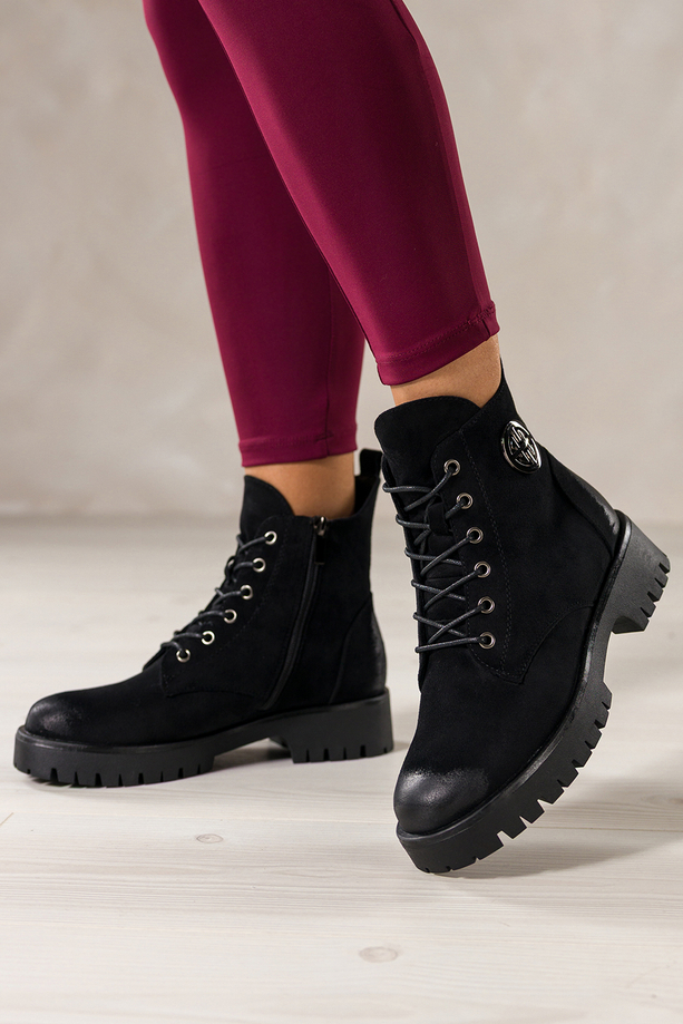 Czarne botki damskie na bieżnikowanej platformie stalowa ozdoba sznurowane Casu CB349-8