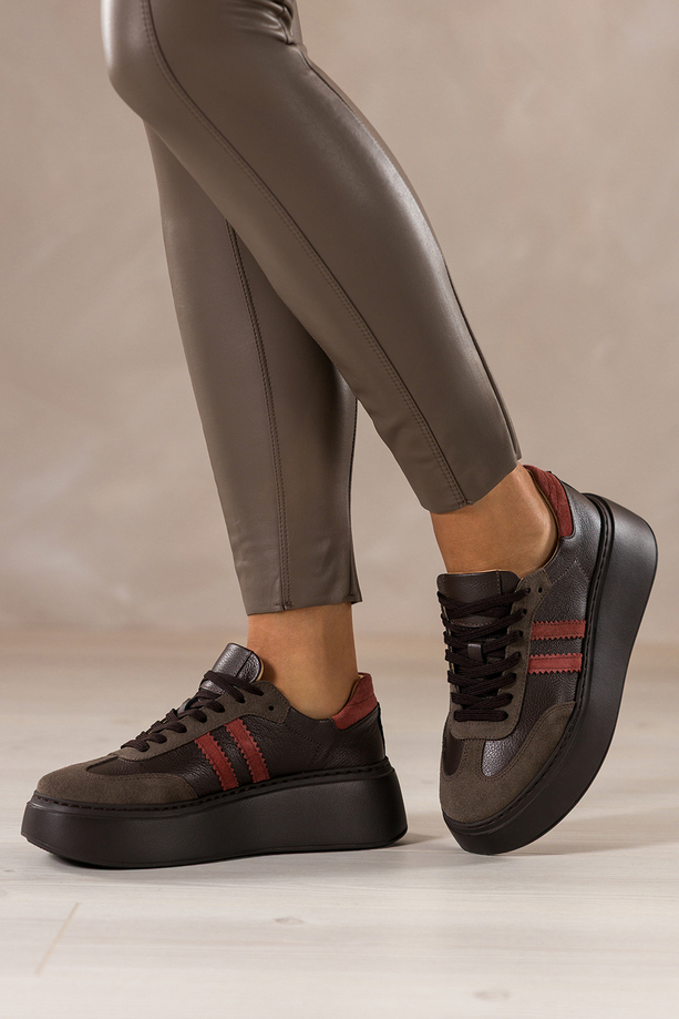Czekoladowe sneakersy skórzane damskie buty sportowe na platformie z rudymi wstawkami sznurowane PRODUKT POLSKI Casu M8931H89