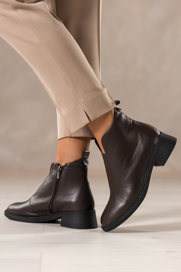 Czekoladowe botki skórzane damskie na niskim obcasie wycięta cholewka z elastyczną gumą PRODUKT POLSKI Casu 380