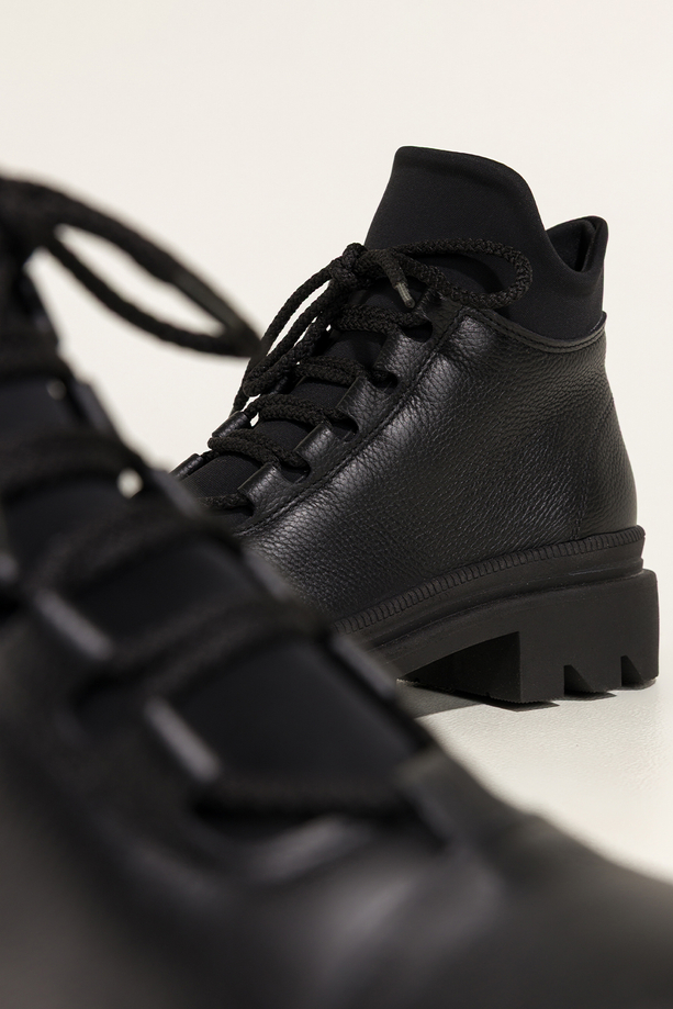 Czarne botki skórzane damskie na bieżnikowanej podeszwie sznurowane PRODUKT POLSKI Casu A099