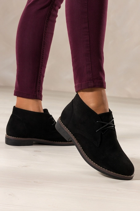 Czarne botki damskie na płaskiej podeszwie z przeszyciami sznurowane Casu 8997-8