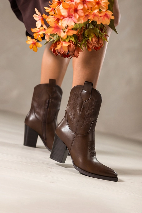 Czekoladowe botki damskie kowbojki wycięta haftowana cholewka ścięty obcas klocek Casu 8648