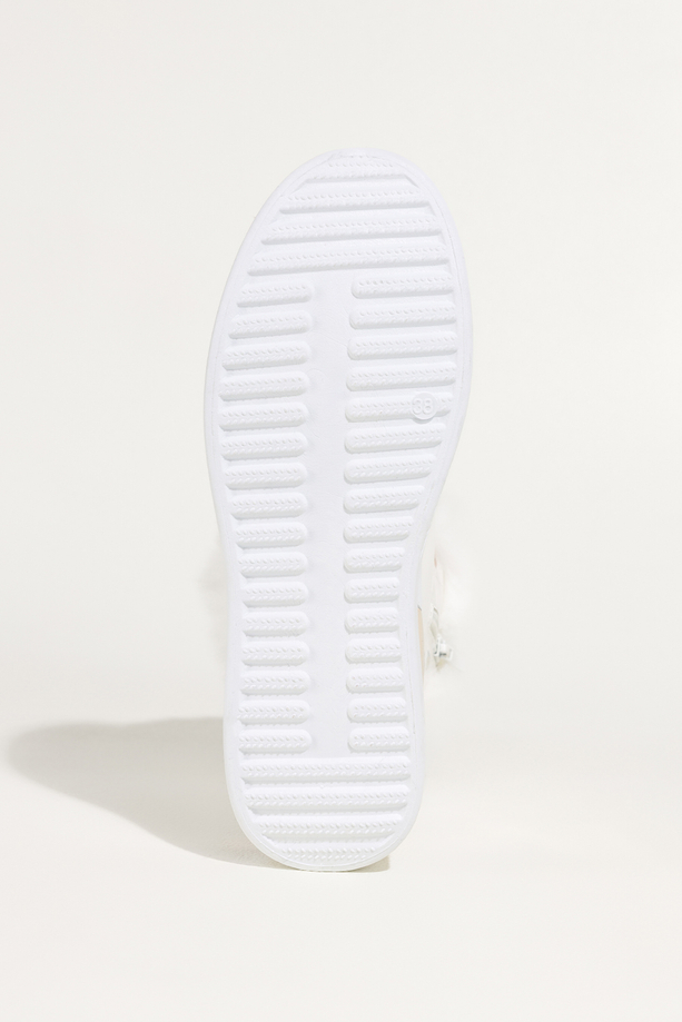 Białe botki damskie lakierowane platforma ze złotym akcentem złota ozdoba na języku sznurowane Casu 6992-86