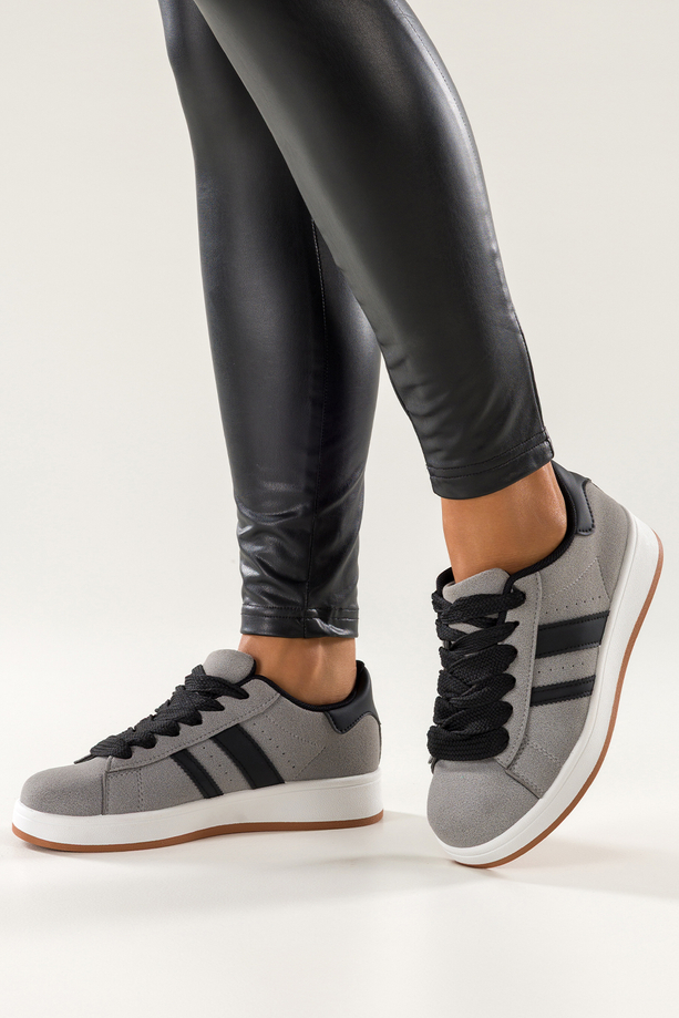 Szare sneakersy damskie buty sportowe na białej platformie sznurowane czarne wstawki Casu Z-876