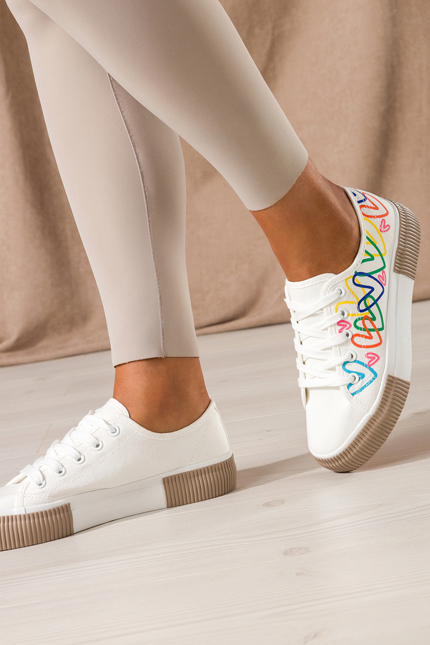 Białe trampki damskie sneakersy z kolorowymi sercami na platformie sznurowane Carla QY853-9