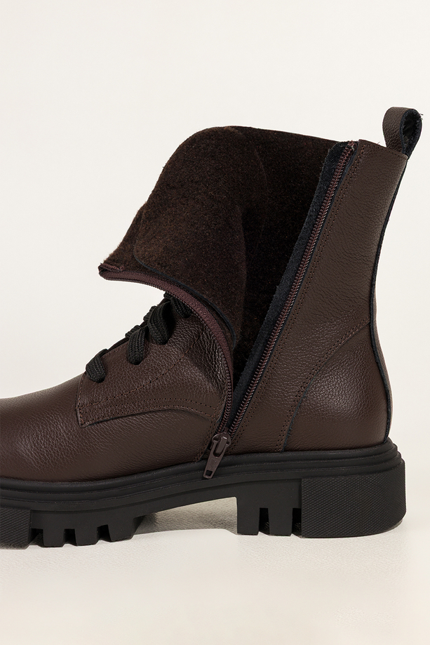 Czekoladowe botki skórzane damskie na bieżnikowanej platformie sznurowane PRODUKT POLSKI Casu 8258