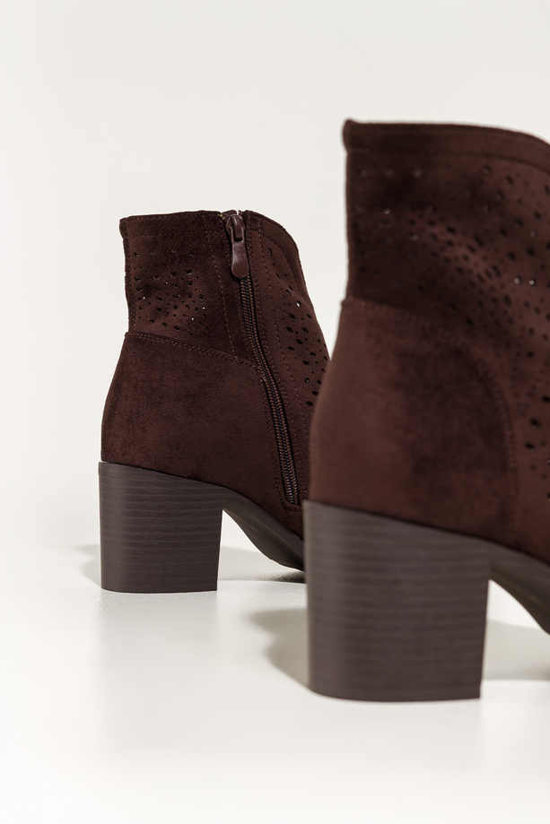 Czekoladowe botki damskie ażurowe na słupku wycięta cholewka Carla S749-3