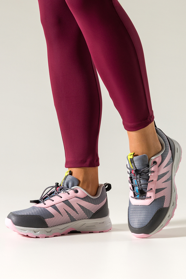 Szare buty sportowe trekkingowe damskie wodoodporne na żłobionej podeszwie z regulowaną elastyczną sznurówką różowe wstawki Casu 7590-2D