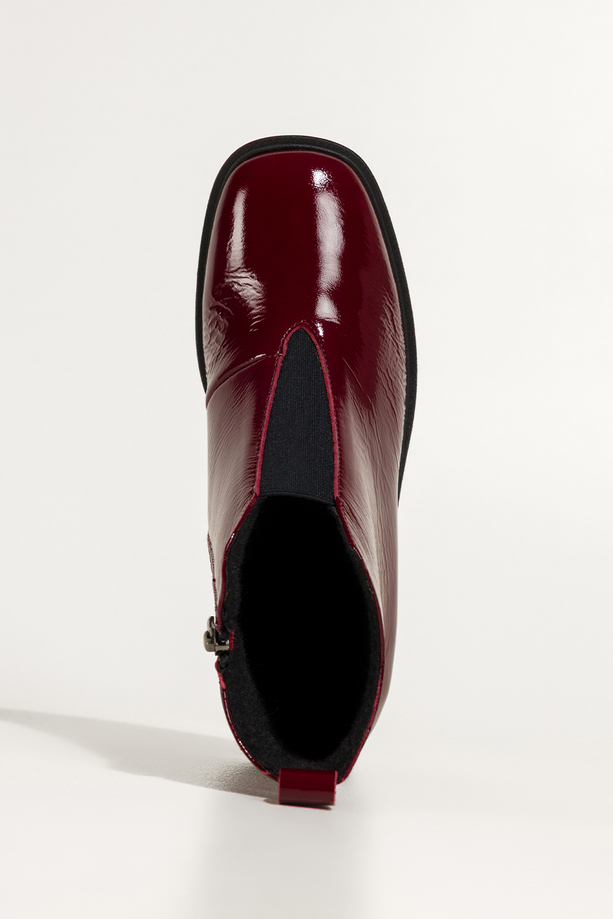 Bordowe botki skórzane damskie lakierowane na niskim obcasie wycięta cholewka z elastyczną gumą PRODUKT POLSKI Casu 380