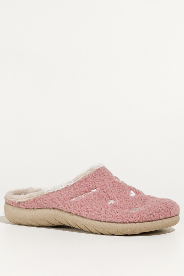 Różowe kapcie damskie Inblu obuwie domowe z materiału typu baranek ozdobione sercami VG999966
