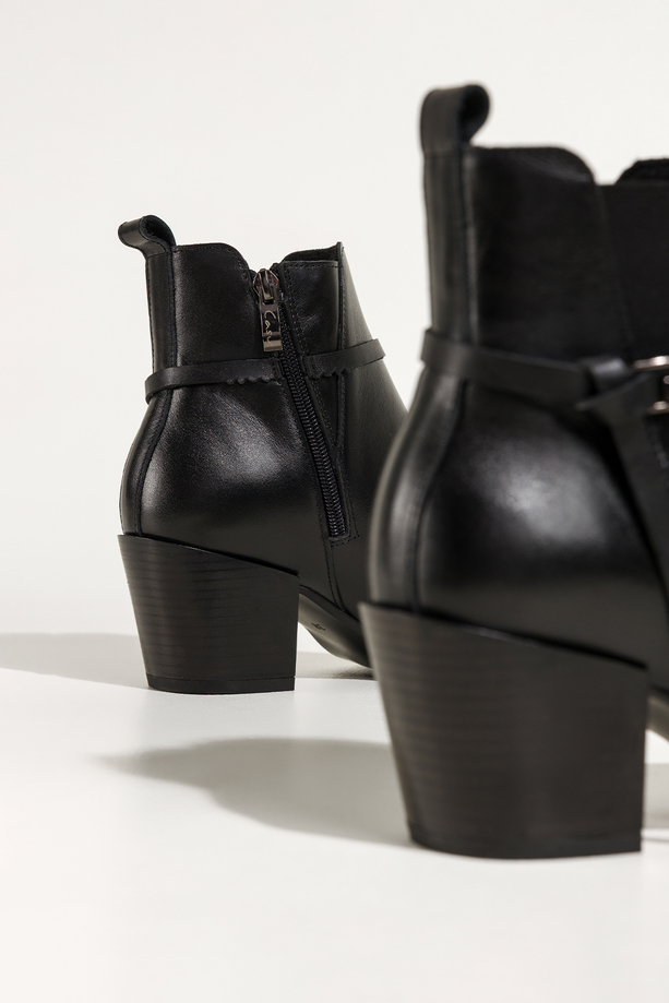 Czarne botki skórzane damskie kowbojki na ściętym klocku guma w cholewce pasek ze stalową ozdobą PRODUKT POLSKI Casu 39435