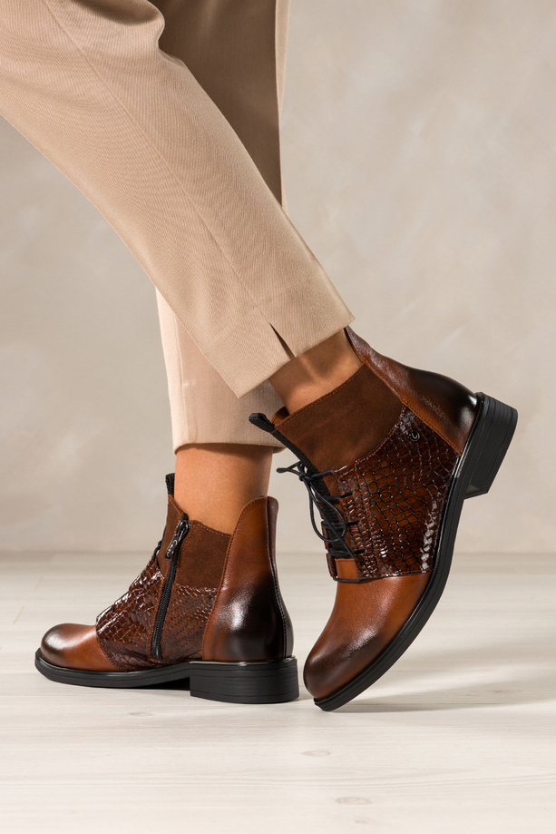 Brązowe botki skórzane damskie płaskie wstawki lakierowane z wzorem wężowym sznurowane PRODUKT POLSKI Casu 39476